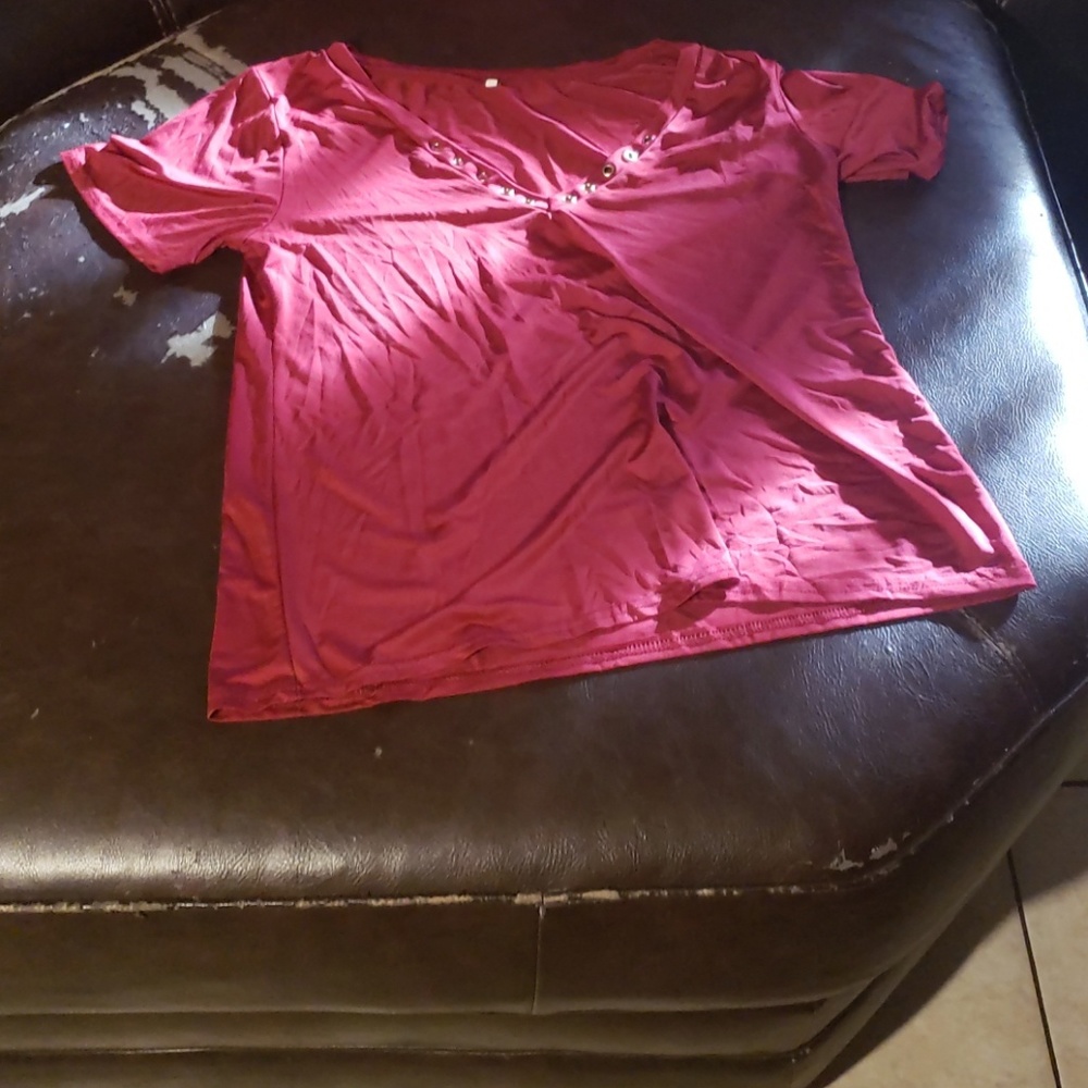 A short sleeve tee